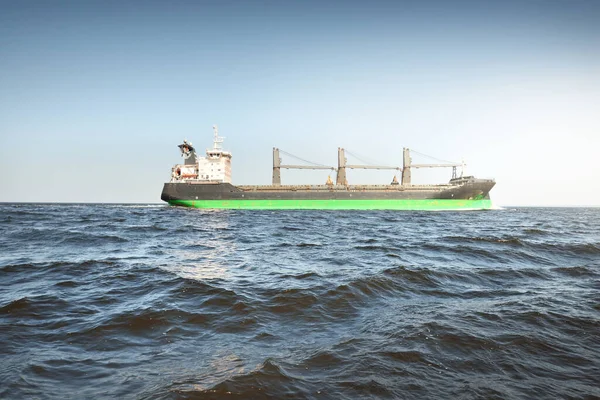 Grote Bulkcarrier Vrachtkraanschip Varen Oostzee Naar Haven Van Riga Letland — Stockfoto