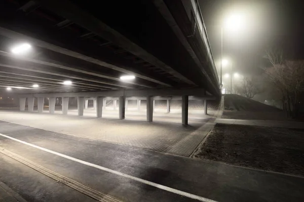 Pusta Oświetlona Autostrada Droga Rowerowa Chodnik Dla Pieszych Pod Mostem — Zdjęcie stockowe