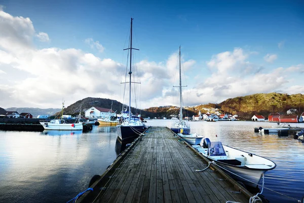 Motorbåtar Segelbåtar Och Fiskebåtar Förtöjda Vid Brygga Liten Fjordar Hidra — Stockfoto