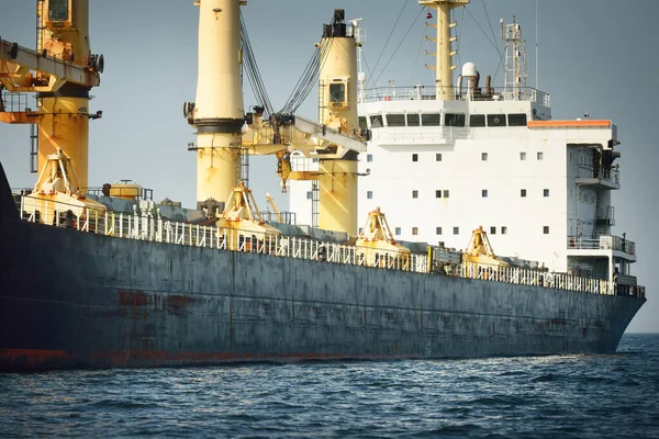 Gran Barco Grúa Carga Negra Anclado Estrecho Gibraltar Una Vista — Foto de Stock