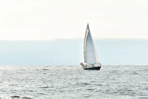在一个晴朗的日子里 蓝色的小船在波罗的海的一个开阔海域航行 特写镜头 拉脱维亚里加湾 休闲活动概念 — 图库照片