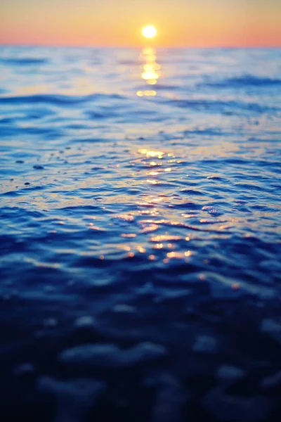 Cielo Dorado Atardecer Reflejándose Agua Vista Cerca Desde Orilla Arenosa —  Fotos de Stock