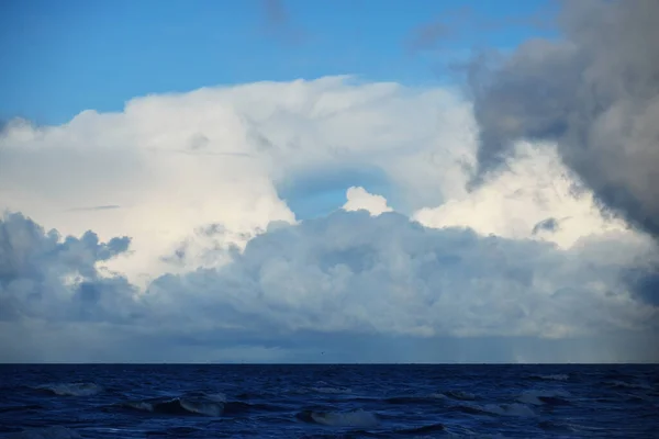 バルト海の上の嵐の雲 冬のサイクロン 壮大な夕日の空 波と水の飛沫 暗い海の風景 ドイツだ 生態系 気候変動 地球温暖化の概念 — ストック写真