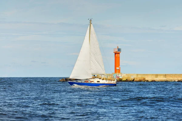 Açık Bir Günde Deniz Fenerinin Yanında Yelken Açan Küçük Bir — Stok fotoğraf