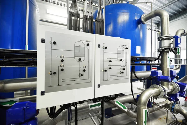 Grandes Tanques Azules Una Sala Calderas Tratamiento Agua Ciudad Industrial —  Fotos de Stock