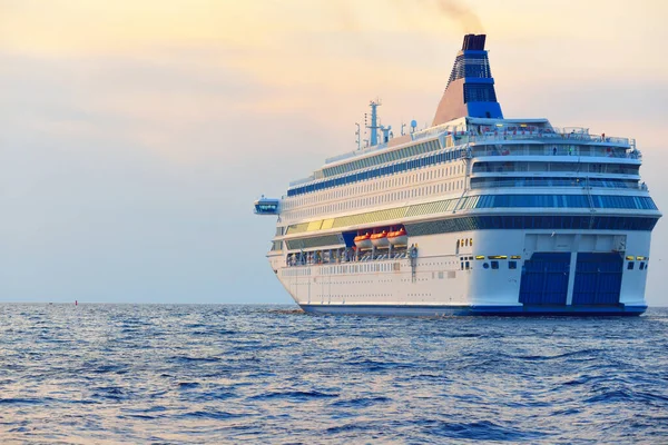 Gran Crucero Blanco Barco Pasajeros Navegando Mar Báltico Atardecer Finlandia —  Fotos de Stock