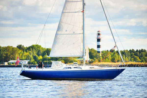 Blaue Schaluppe Getakelte Jacht Die Bei Sonnenuntergang Der Bucht Von — Stockfoto