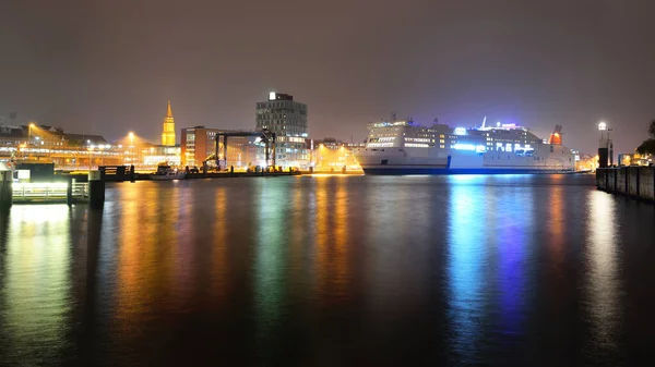 Grande Nave Crociera Bianca Nel Porto Passeggeri Illuminato Notte Paesaggio — Foto Stock