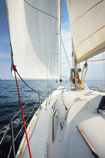 Weiße Jacht Segelt Einem Sonnigen Sommertag Nahsicht Vom Deck Auf — Stockfoto