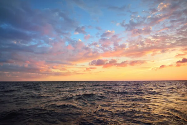 Colorful Glowing Sunset Clouds Open Sea View Sailboat Single Handed — Stock Photo, Image