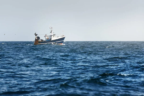 オープン地中海での小さな漁船のセーリング クローズアップ ヨットからの眺め レジャー活動 スポーツやレクリエーション 食品産業 伝統工芸品 環境被害の概念 — ストック写真