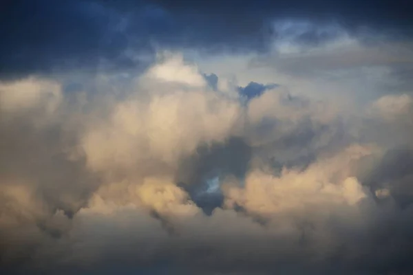 雨の後に積雲と澄んだ青い夕日の空 抽象的な自然パターン テクスチャ クローズアップ コンセプトアート 気象学 生態学 気候変動 グラフィックリソース — ストック写真