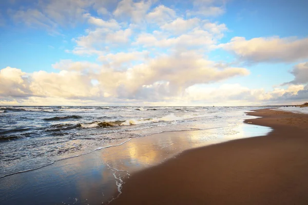 Kleurrijke Zonsondergang Wolken Boven Oostzee Cycloon Winter Dramatische Lucht Golven — Stockfoto