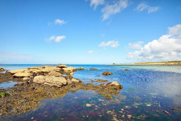 Ondiep Kristalhelder Water Van Lilia Baai Buurt Van Vierge Vuurtoren — Stockfoto