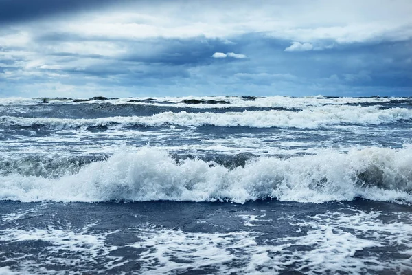 Oostzee Onder Dramatische Zonsondergang Wolken Onweer Golven Van Dichtbij Letland — Stockfoto