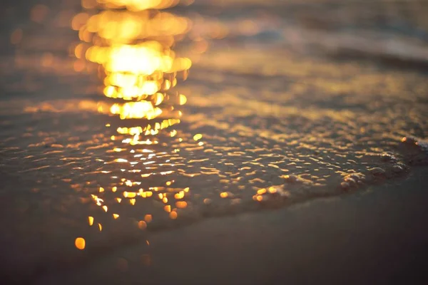 Goldener Abendhimmel Der Sich Wasser Spiegelt Nahsicht Vom Sandigen Ufer — Stockfoto