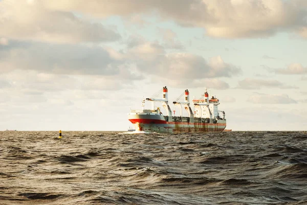 Großes Frachtkran Schiff Das Unter Dramatisch Stürmischem Himmel Auf Offener — Stockfoto