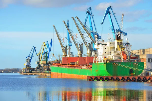 Groot Groen Vrachtschip Met Kranen Die Laden Pier Haven Riga — Stockfoto