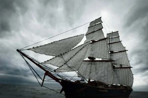 Antiquário Modelo Escala Madeira Navio Alto Clipper Close Céu Dramático — Fotografia de Stock