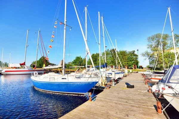在晴朗的日子里 优雅而现代的帆船停泊在游艇码头上 体育和娱乐主题 蓝色单桅帆船特写 — 图库照片