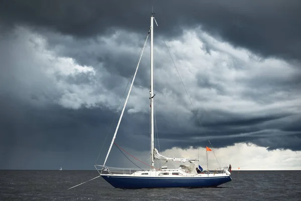 Blue Sloop Rigged Yacht Anchored Coast England Dark Sky Thunderstorm — Stock Photo, Image