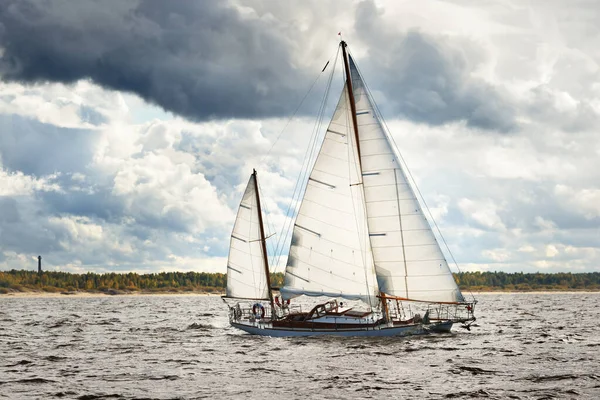 Velho Veleiro Madeira Vintage Caro Yawl Close Navegando Sob Céu — Fotografia de Stock