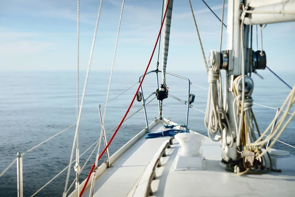 Біла Яхта Пливе Тихій Воді Ясного Літнього Дня Вигляд Зблизька — стокове фото