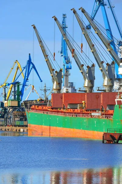 Gran Buque Carga Verde Con Grúas Cargando Muelle Del Puerto — Foto de Stock