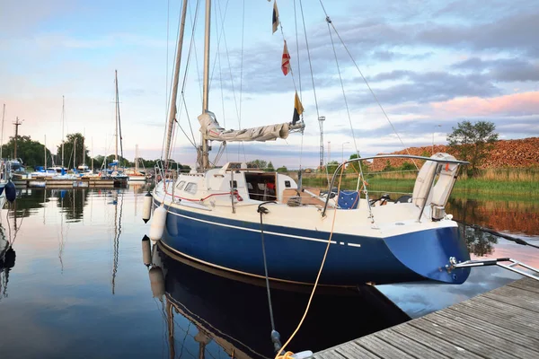 Eleganta Och Moderna Segelbåtar Att Hyra Förtöjd Till Brygga Yacht — Stockfoto