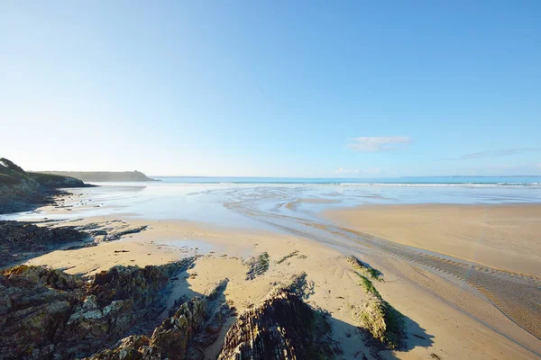 Uitzicht Vanaf Zandkust Van Baai Van Douarnenez Heldere Blauwe Lucht — Stockfoto