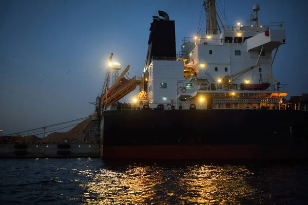 Großes Frachtschiff Das Nachts Beleuchteten Hafen Von Riga Lettland Vor — Stockfoto