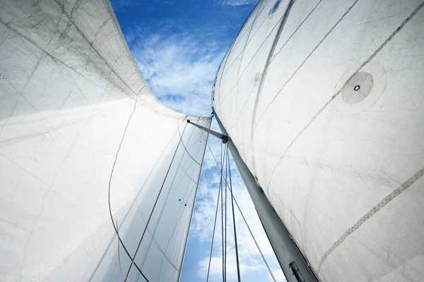 Sloop Branco Velejou Iate Contra Céu Azul Claro Com Nuvens — Fotografia de Stock