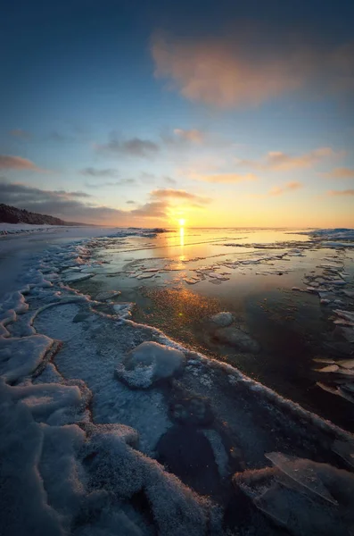 Blick Auf Die Zugefrorene Ostseeküste Bei Sonnenuntergang Eisfragmente Nahaufnahme Schneebedeckter lizenzfreie Stockbilder