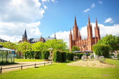 Almanya 'nın Wiesbaden kentindeki Protestan Pazar Kilisesi (Marktkirche) ve Saray Meydanı' nın (Schlossplatz) manzarası. Açık mavi gökyüzü. Din, kültür, gezi teması