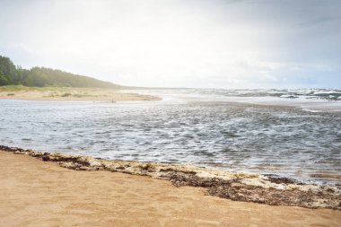 Fırtınadan sonra dramatik günbatımı bulutları altında Baltık Denizi. Dalgalar yakın çekim. - Letonya. Destansı deniz manzarası. Kasırga, fırtına, sert hava, meteoroloji, ekoloji, iklim değişikliği, doğal olaylar