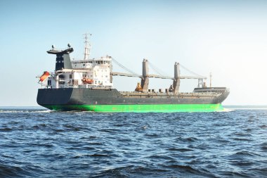 Baltık Denizi 'nden Letonya' nın Riga limanına giden büyük bir yük gemisi (yük vinci gemisi). Yattan bir manzara. Küresel iletişim, lojistik, endüstri, nakliye