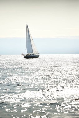 Açık bir Baltık Denizi 'nde, açık bir günde, yakın planda mavi yelkenli yelkenli yelkenli. Riga Körfezi, Letonya. Gezi, spor, eğlence, boş zaman aktiviteleri.