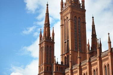Wiesbaden, Almanya 'daki Protestan Pazar Kilisesi' nin (Marktkirche) yakın görüntüsü. Açık mavi gökyüzü. Din, kültür, gezi teması