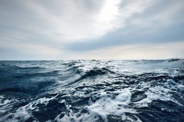 Fırtınadan önce açık Baltık Denizi 'nin üzerinde parlayan bulutlar. İsveç dramatik gökyüzü, destansı deniz manzarası. Yattan bir manzara. Zorlu bir havada yelken açmak