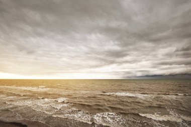 Fırtına sonrası karanlık dramatik bulutların altında Baltık Denizi. - Letonya. Destansı deniz manzarası. Kasırga, fırtına, sert hava, meteoroloji, ekoloji, iklim değişikliği, doğal olaylar