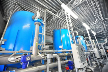 Endüstriyel şehir su arıtma kazan dairesinde büyük mavi tanklar. Geniş açı açısı