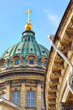 Açık mavi gökyüzüne karşı Kazan Katedrali 'nin alçak açılı yakın görüntüsü. Saint Petersburg Rusya 'sı. Din, kültür, ulusal dönüm noktası, gezi teması