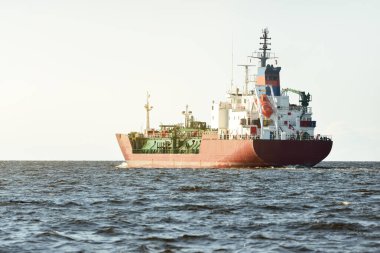 Geniş bir tanker (kargo gemisi) açık bir Baltık denizinde yüzüyor, yakın mesafede. Riga Körfezi, Letonya. Yük taşımacılığı, küresel iletişim, lojistik, çevresel hasar teması