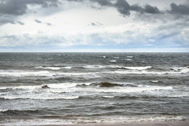 Fırtına sonrası karanlık dramatik bulutların altında Baltık Denizi. - Letonya. Destansı deniz manzarası. Kasırga, fırtına, sert hava, meteoroloji, ekoloji, iklim değişikliği, doğal olaylar