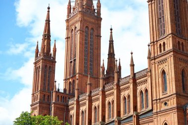 Wiesbaden, Almanya 'daki Protestan Pazar Kilisesi' nin (Marktkirche) yakın görüntüsü. Açık mavi gökyüzü. Din, kültür, gezi teması
