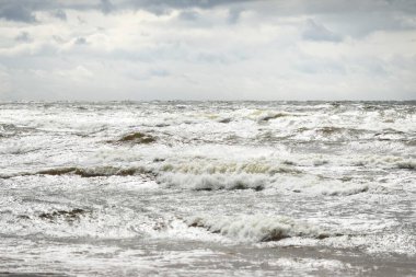 Fırtına sonrası karanlık dramatik bulutların altında Baltık Denizi. - Letonya. Destansı deniz manzarası. Kasırga, fırtına, sert hava, meteoroloji, ekoloji, iklim değişikliği, doğal olaylar