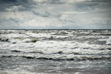 Fırtına sonrası karanlık dramatik bulutların altında Baltık Denizi. - Letonya. Destansı deniz manzarası. Kasırga, fırtına, sert hava, meteoroloji, ekoloji, iklim değişikliği, doğal olaylar
