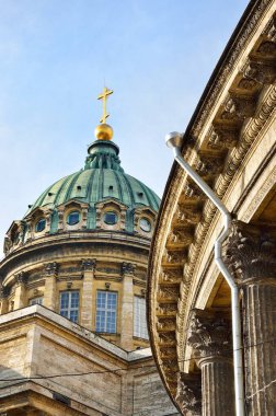 Açık mavi gökyüzüne karşı Kazan Katedrali 'nin alçak açılı yakın görüntüsü. Saint Petersburg Rusya 'sı. Din, kültür, ulusal dönüm noktası, gezi teması