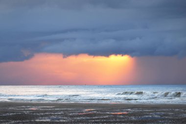 Günbatımında Dover (Pas de Calais) 'de Fransa kıyılarındaki Cap Blanc Nez' in uçurumuna yakın kumsalda. Dramatik akşam gökyüzü, fırtınadan sonra destansı renkli bulutlar. Seyahat, ekoloji teması