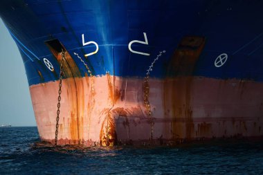 Cebelitarık Boğazı 'nda demirli büyük mavi bir kargo gemisi. Yattan bir manzara, çapa zincirinin yakın çekimi. Yaz Atlantik 'i İspanya ve Afrika' ya doğru gidiyor. Yük taşımacılığı, küresel iletişim teması